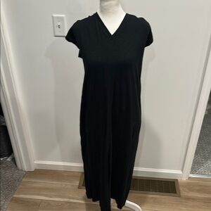 Black Maxi Dress with V-Neck and Short Sleeves